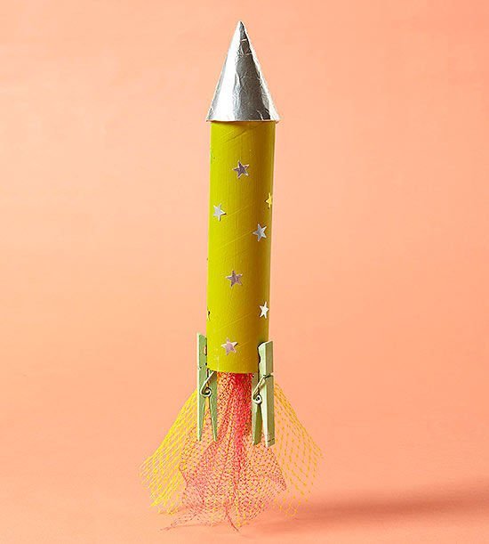 Поделки к Дню Космонавтики - Ракета из бумаги (оригами)