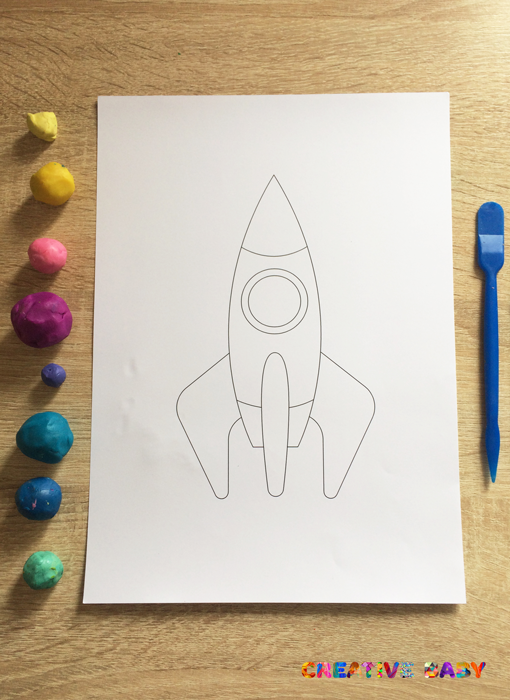 День космонавтики поделки 1 класс с шаблонами. Ракета из пластилина для детей. Ракета из пластелинографии. Космическая ракета из пластилина. Ракета из пластилина на картоне.